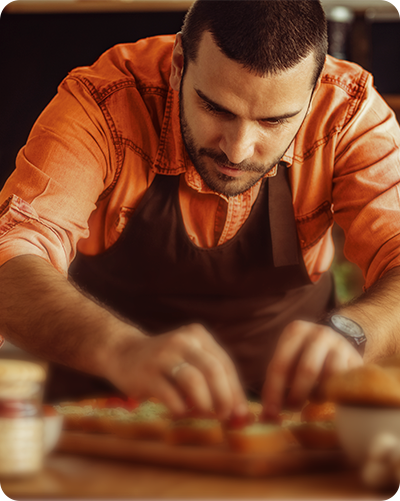 Chef de cozinha finaliza receita original de seu cardápio