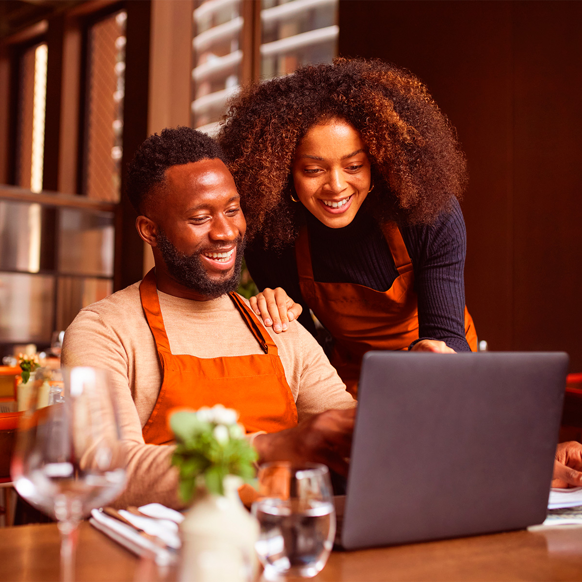 Casal de empreendedores consultam dicas de Food Service na plataforma da Seara