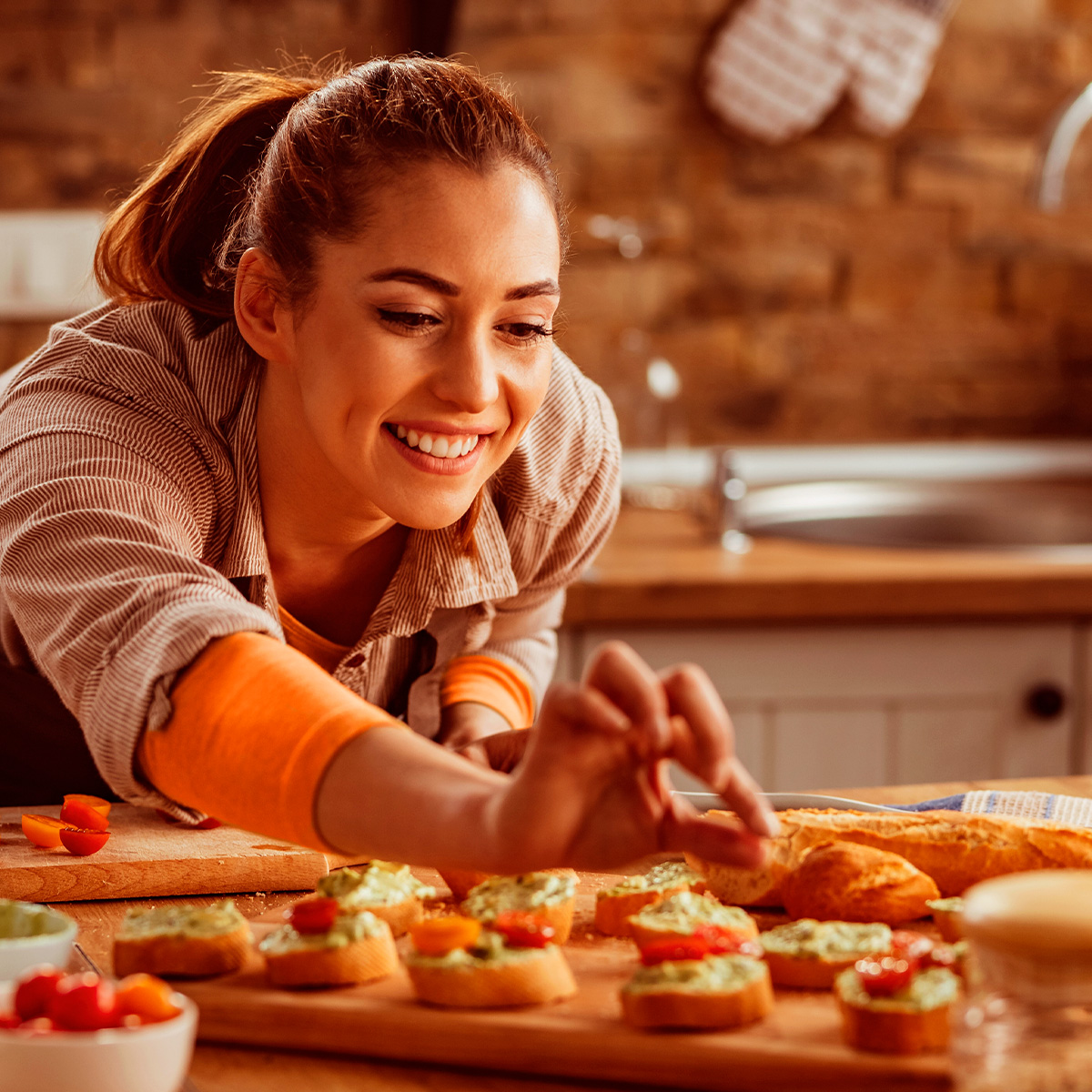 Mulher sorridente beliscando uma deliciosa receita feita com produtos da Seara Food Solutions.