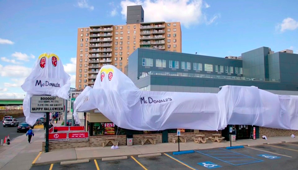 Fotografia de uma unidade do Burger King em uma ação de marketing para o Halloween.